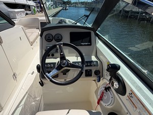 2017 Boston Whaler 230 VANTAGE 30