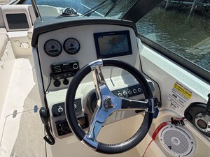 2017 Boston Whaler 230 VANTAGE 32