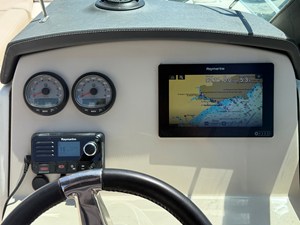 2017 Boston Whaler 230 VANTAGE 33