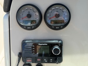 2017 Boston Whaler 230 VANTAGE 34