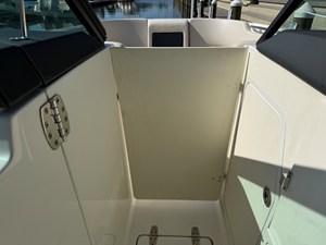 2017 Boston Whaler 230 VANTAGE 42