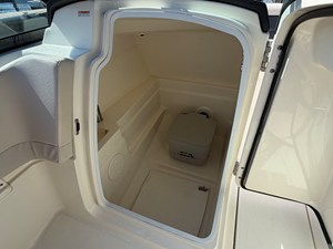 2017 Boston Whaler 230 VANTAGE 43