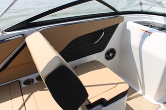 2026 Sea Ray SPX 210 34