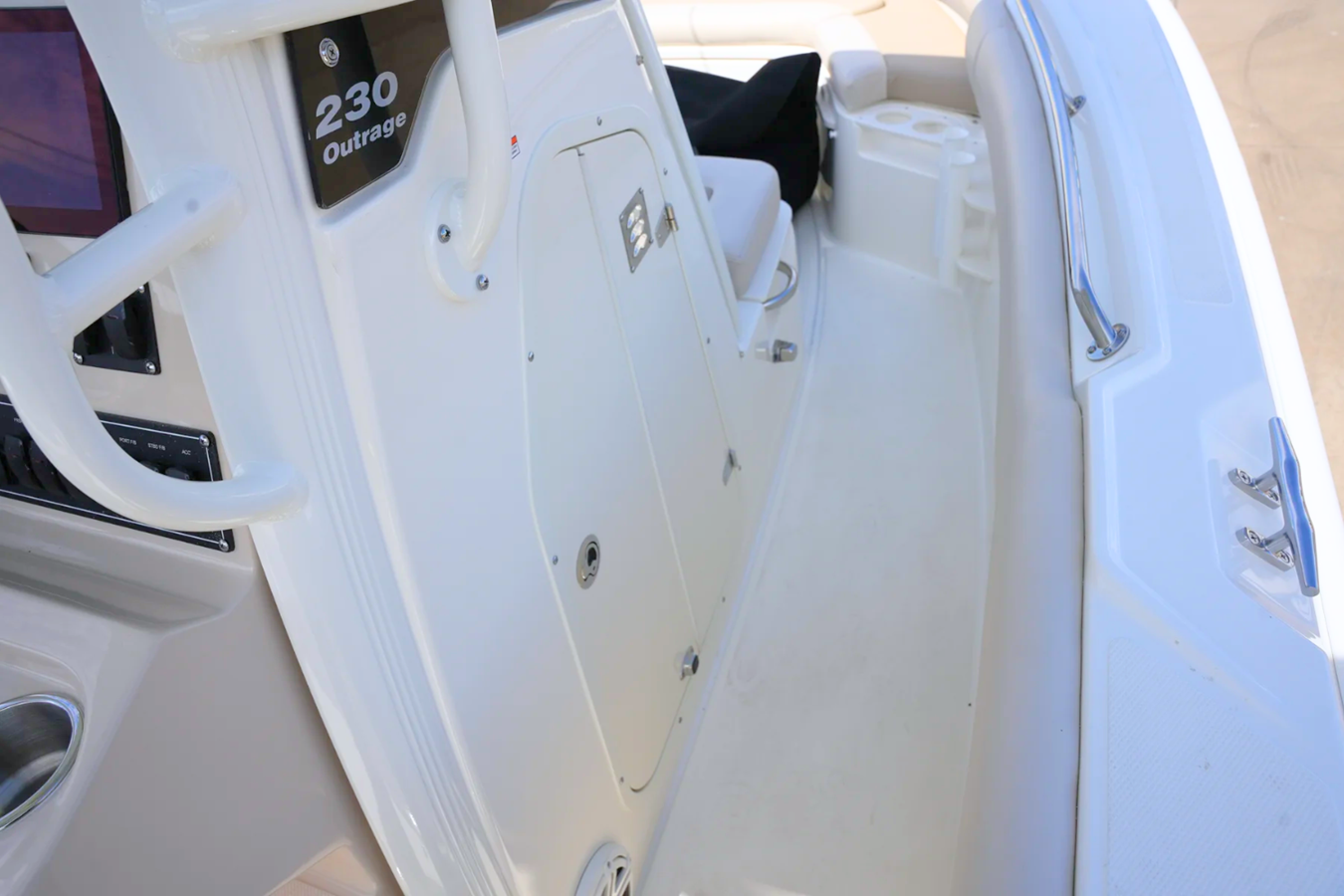 2026 Boston Whaler 230 Outrage 17