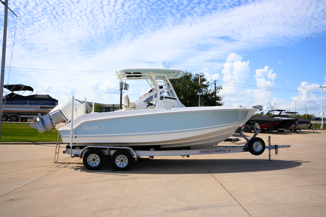 2026 Boston Whaler 230 Outrage 23