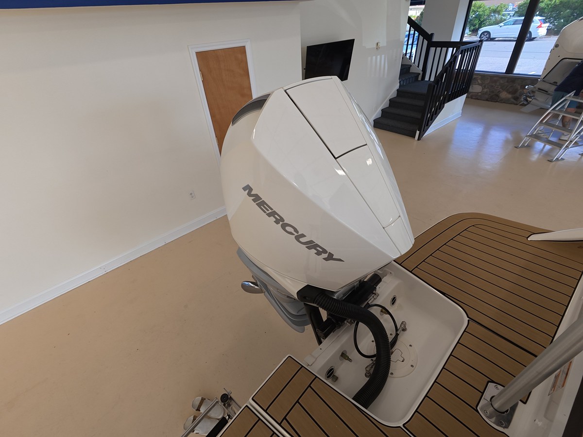 2026 Sea Ray SDX 230 Outboard 4