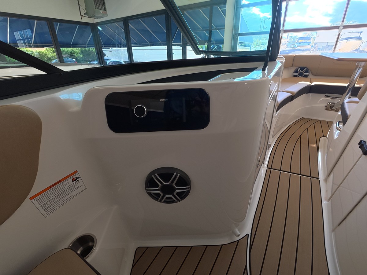 2026 Sea Ray SDX 230 Outboard 14