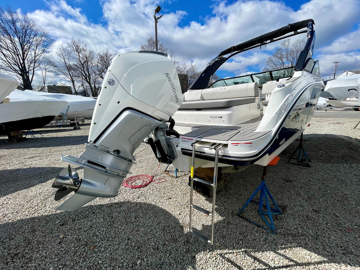 2026 Sea Ray SDX 230 Outboard 3