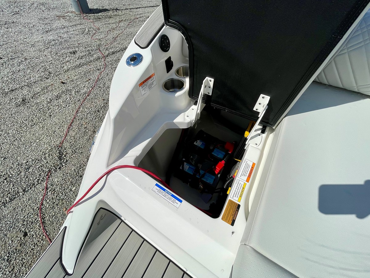 2026 Sea Ray SDX 230 Outboard 4