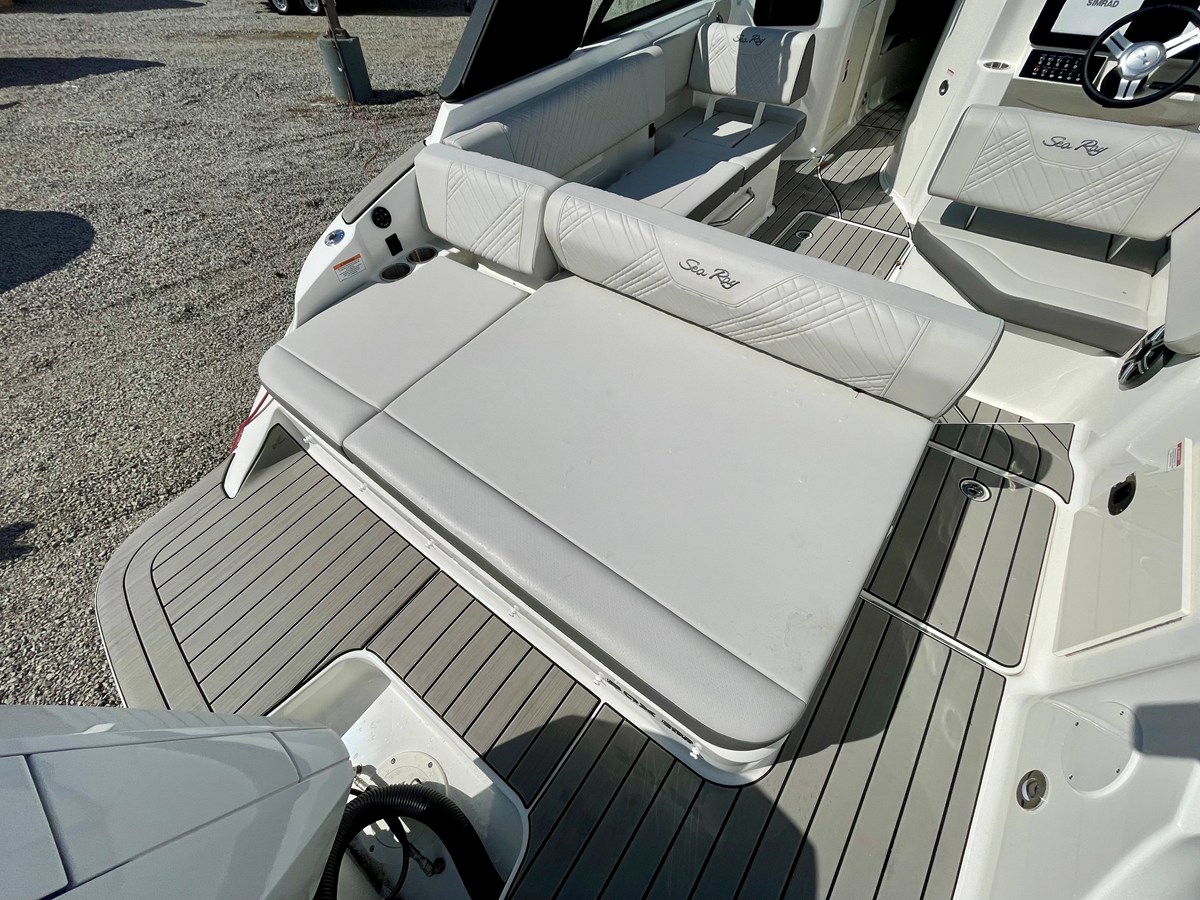 2026 Sea Ray SDX 230 Outboard 5