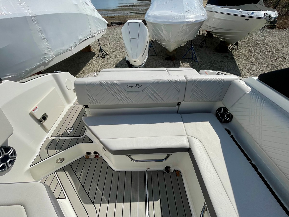 2026 Sea Ray SDX 230 Outboard 6