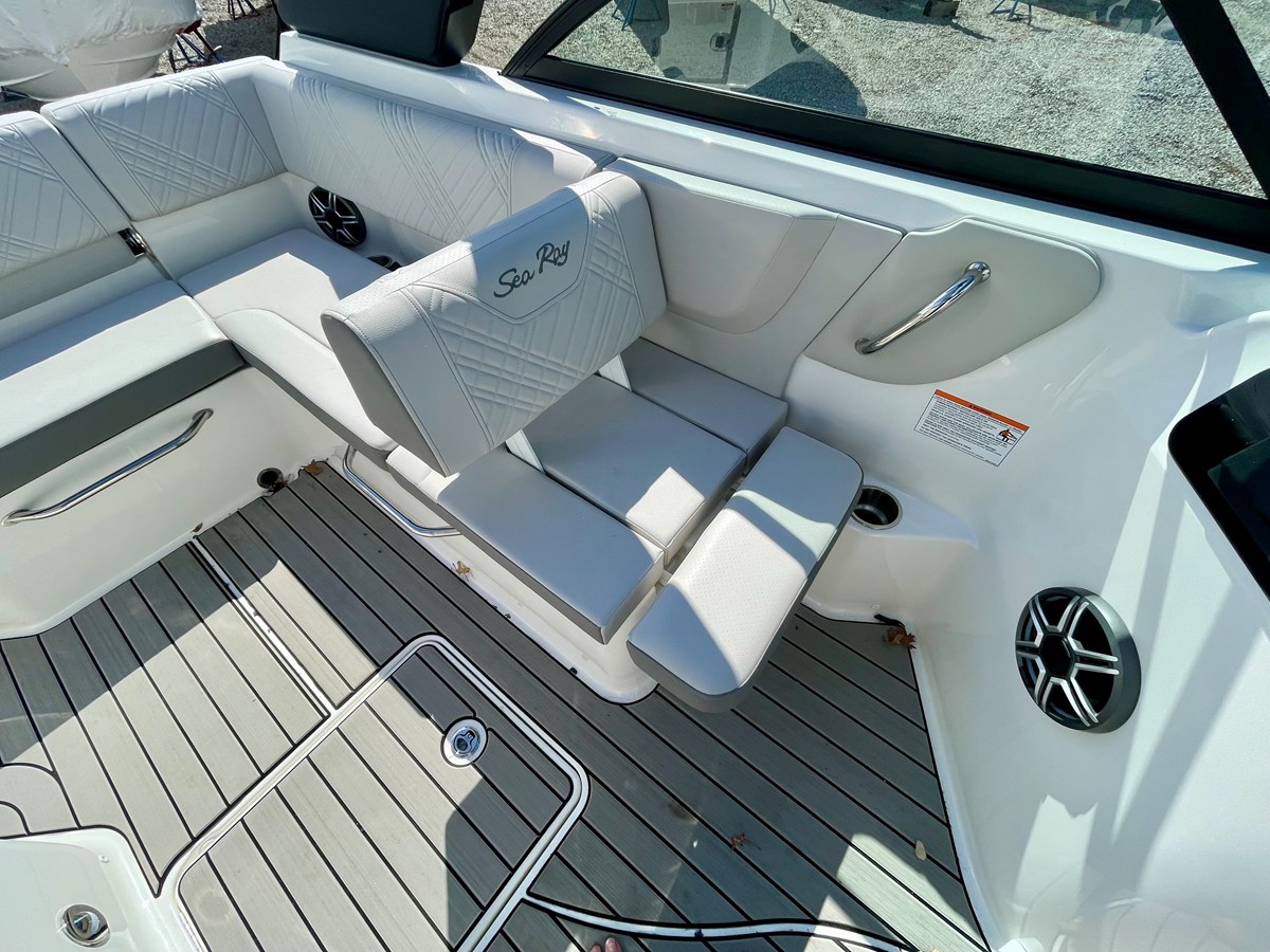 2026 Sea Ray SDX 230 Outboard 10