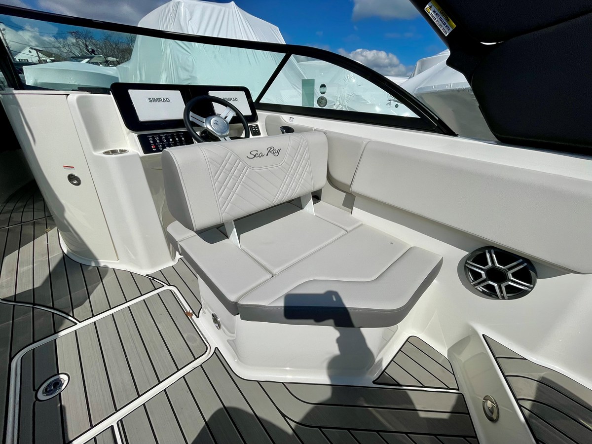 2026 Sea Ray SDX 230 Outboard 11