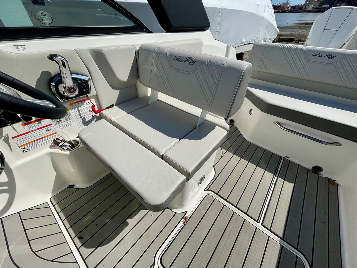 2026 Sea Ray SDX 230 Outboard 12
