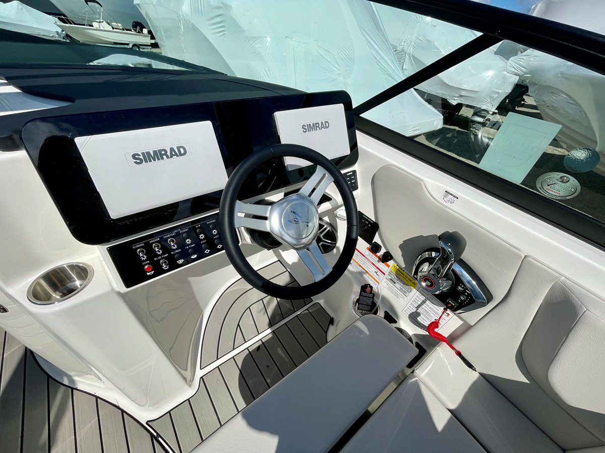 2026 Sea Ray SDX 230 Outboard 13