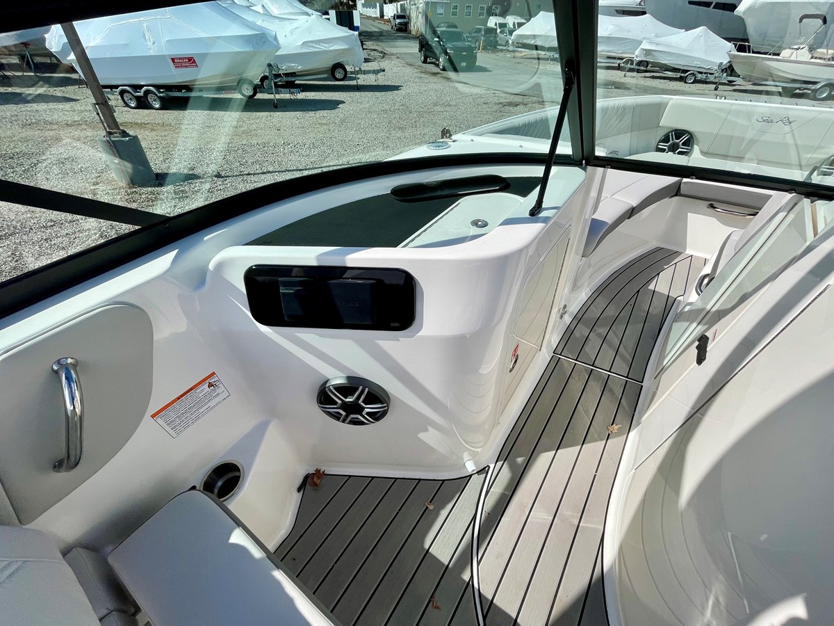 2026 Sea Ray SDX 230 Outboard 15