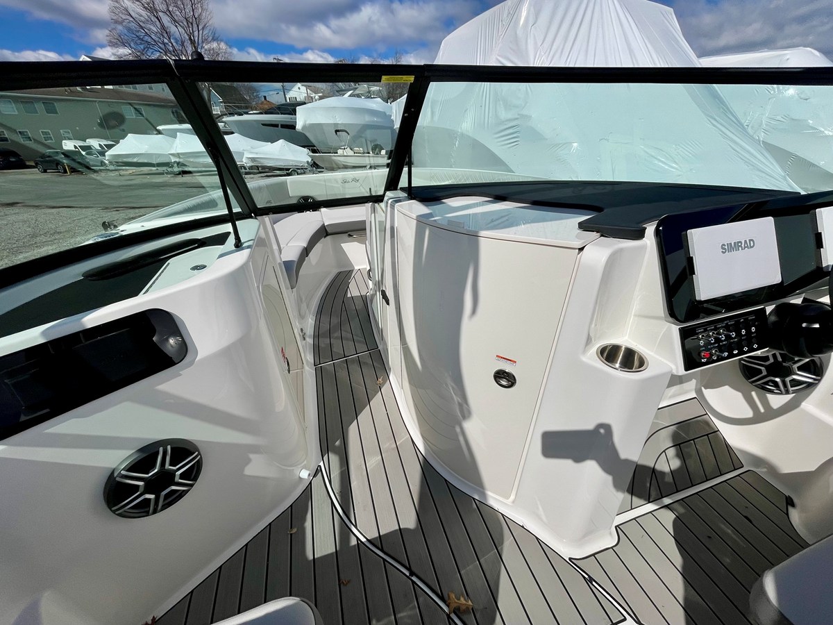 2026 Sea Ray SDX 230 Outboard 16
