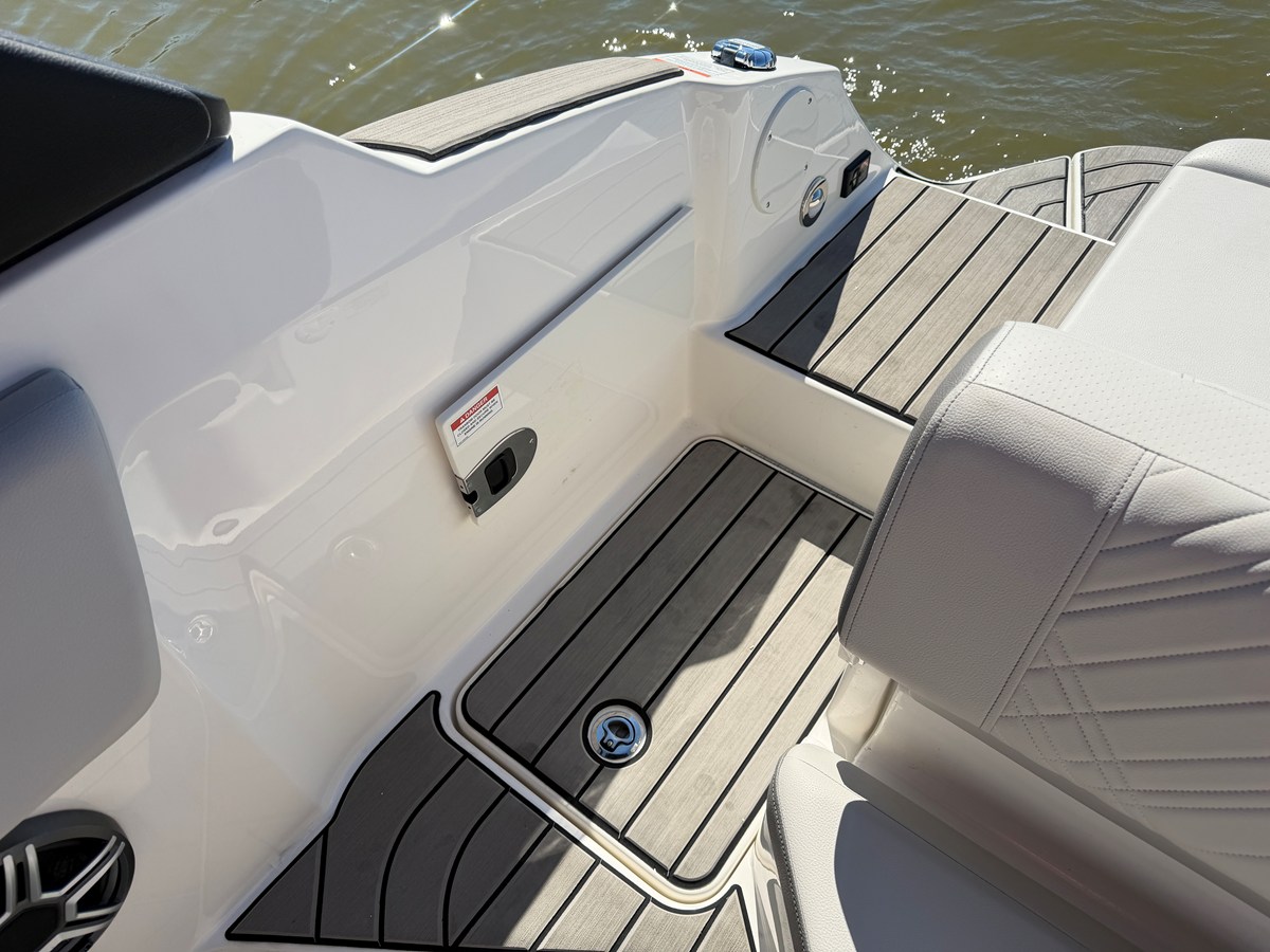 2026 Sea Ray SDX 230 13