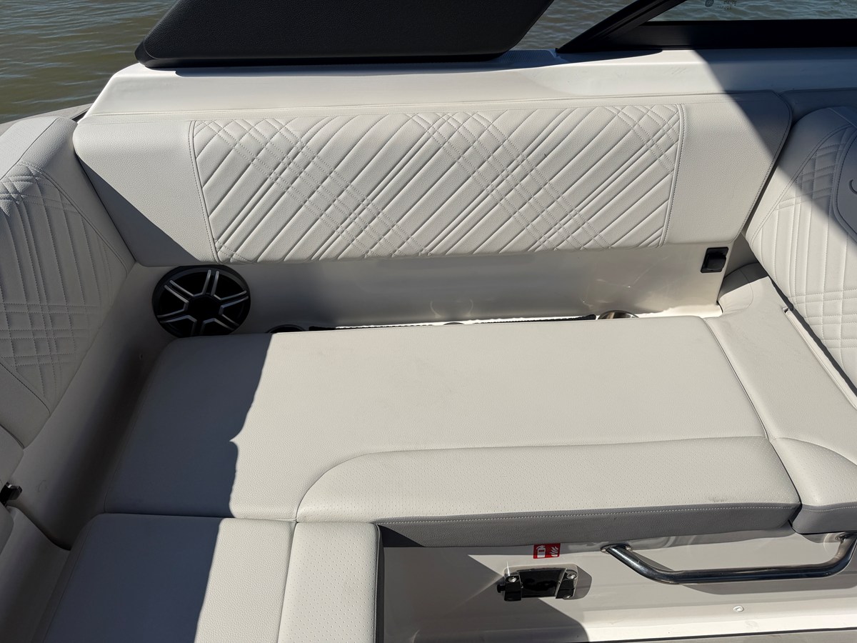 2026 Sea Ray SDX 230 17