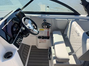 2026 Sea Ray SDX 230 19