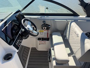 2026 Sea Ray SDX 230 23