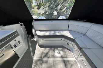 Sea Ray Sundancer 320 Outboard 8 2026 Sea Ray Sundancer 320 Outboard 9