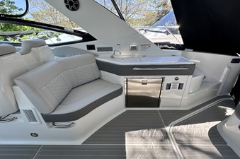 Sea Ray Sundancer 320 Outboard 15 2026 Sea Ray Sundancer 320 Outboard 16