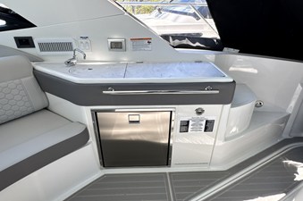Sea Ray Sundancer 320 Outboard 16 2026 Sea Ray Sundancer 320 Outboard 17