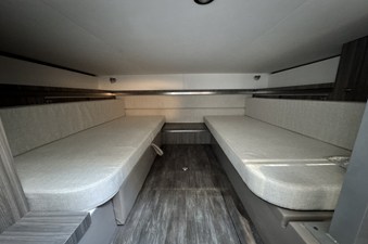 Sea Ray Sundancer 320 Outboard 32 2026 Sea Ray Sundancer 320 Outboard 33