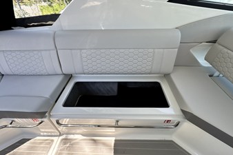 Sea Ray Sundancer 320 Outboard 16 2026 Sea Ray Sundancer 320 Outboard 17