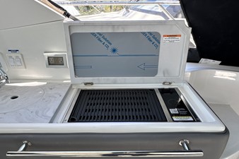 Sea Ray Sundancer 320 Outboard 20 2026 Sea Ray Sundancer 320 Outboard 21