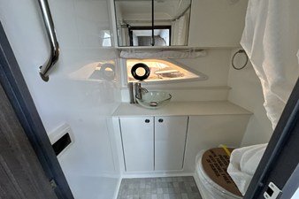 Sea Ray Sundancer 320 Outboard 40 2026 Sea Ray Sundancer 320 Outboard 41