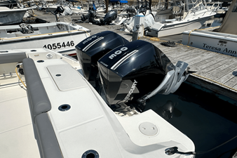 Boston Whaler 330 OUTRAGE 4 2023 Boston Whaler 330 OUTRAGE 5