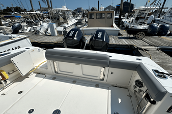Boston Whaler 330 OUTRAGE 11 2023 Boston Whaler 330 OUTRAGE 12