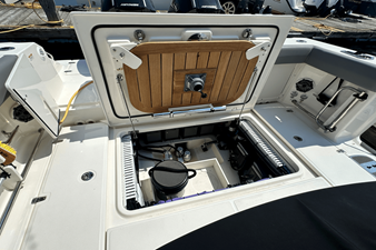 Boston Whaler 330 OUTRAGE 21 2023 Boston Whaler 330 OUTRAGE 22
