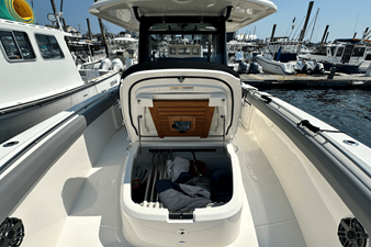 Boston Whaler 330 OUTRAGE 30 2023 Boston Whaler 330 OUTRAGE 31