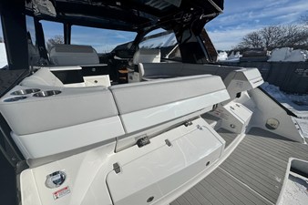 Sea Ray Sundancer 370 Outboard 5 2026 Sea Ray Sundancer 370 Outboard 6