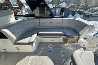Sea Ray Sundancer 370 Outboard 7 2026 Sea Ray Sundancer 370 Outboard 8