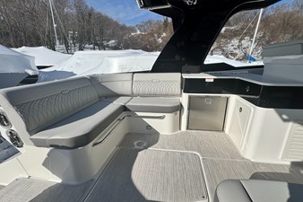 Sea Ray Sundancer 370 Outboard 8 2026 Sea Ray Sundancer 370 Outboard 9