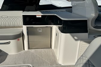 Sea Ray Sundancer 370 Outboard 10 2026 Sea Ray Sundancer 370 Outboard 11