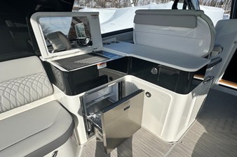 Sea Ray Sundancer 370 Outboard 11 2026 Sea Ray Sundancer 370 Outboard 12