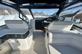Sea Ray Sundancer 370 Outboard 12 2026 Sea Ray Sundancer 370 Outboard 13