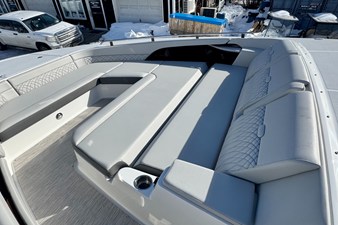 Sea Ray Sundancer 370 Outboard 34 2026 Sea Ray Sundancer 370 Outboard 35