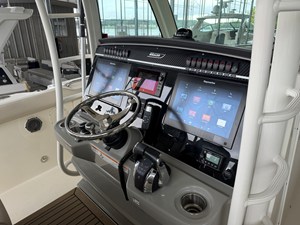 Boston Whaler 350 OUTRAGE 5 2017 Boston Whaler 350 OUTRAGE 6