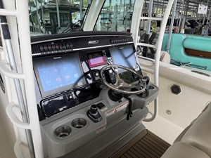 Boston Whaler 350 OUTRAGE 6 2017 Boston Whaler 350 OUTRAGE 7