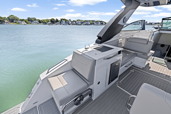Cruisers Yachts 34 GLS Outboard 8 2026 Cruisers Yachts 34 GLS Outboard 9