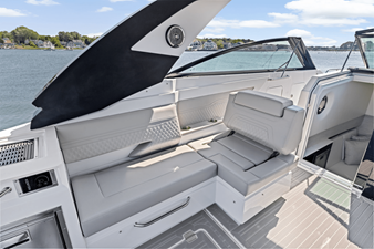 Cruisers Yachts 34 GLS Outboard 16 2026 Cruisers Yachts 34 GLS Outboard 17