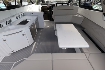 Cruisers Yachts 42 GLS Outboard 14 2026 Cruisers Yachts 42 GLS Outboard 15
