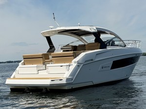 Cruisers Yachts 390 EXPRESS COUPE 4 2015 Cruisers Yachts 390 EXPRESS COUPE 5