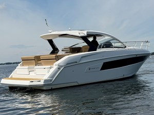 Cruisers Yachts 390 EXPRESS COUPE 5 2015 Cruisers Yachts 390 EXPRESS COUPE 6